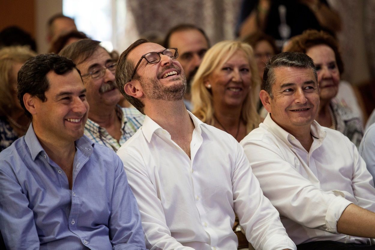 El vicesecretario general de Organización del Partido Popular Javier Maroto (c) junto al presidente del Partido Popular de Andalucía, Juan Manuel Moreno Bonilla (i) y el presidente provincial, Antonio Sanz