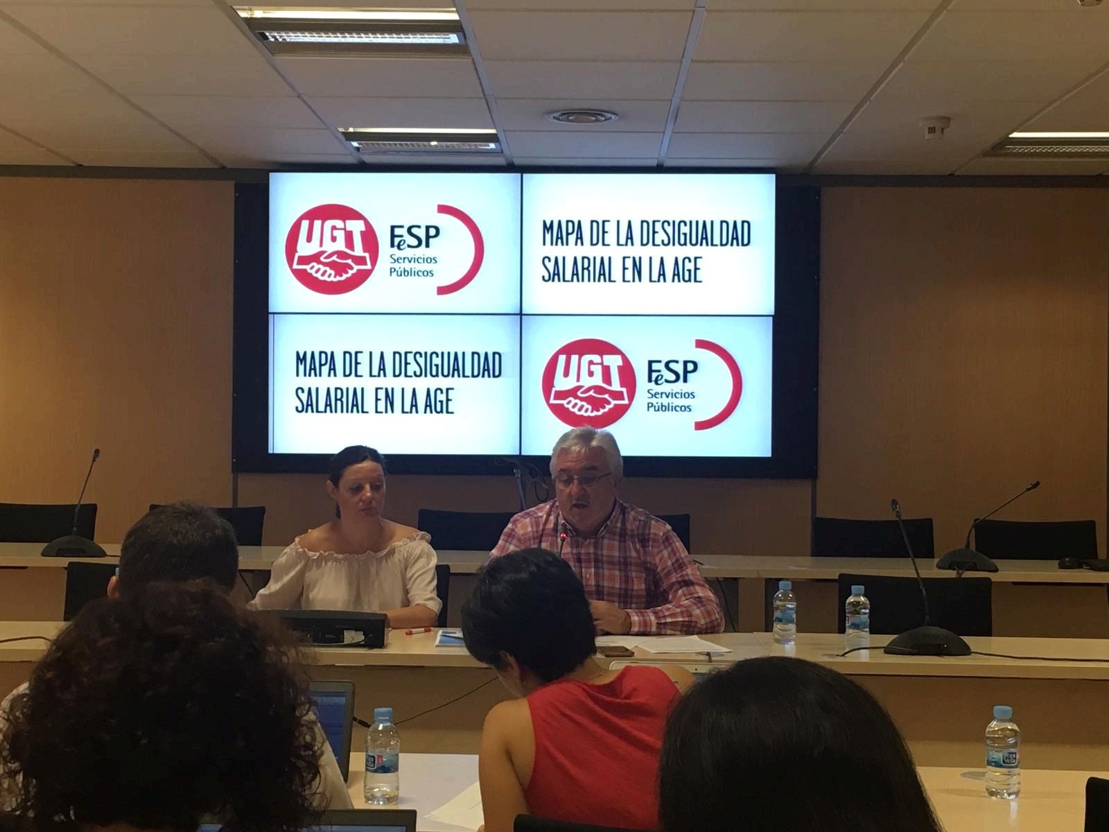 Carlos Alvarez y Victoria Carrero, de UGT, en la presentación del "Mapa de la Desigualdad en la Administración General del Estado" - El Plural