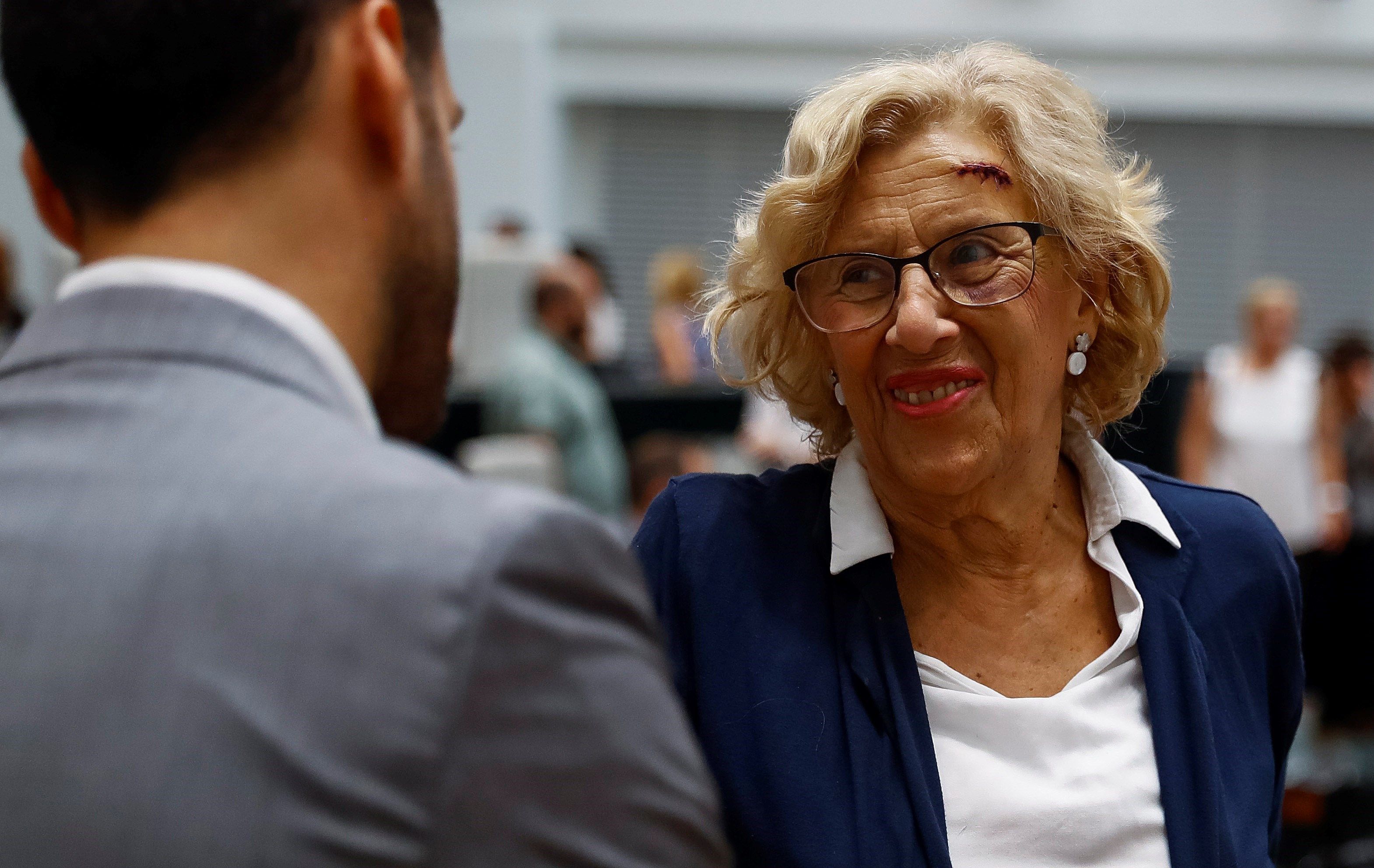 Manuela Carmena en su reaparición, aún con huellas de su accidente - EFE