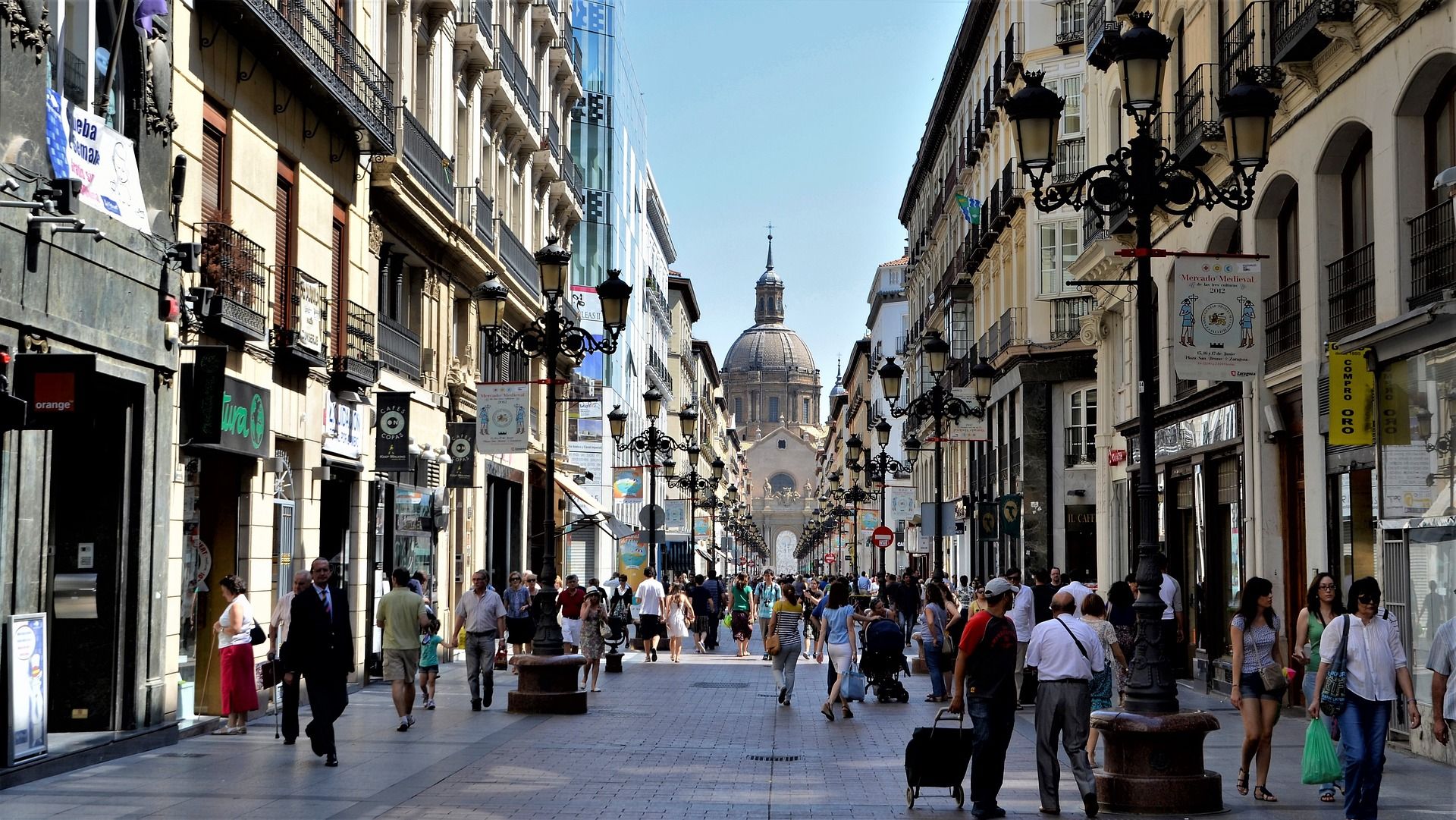 Personas paseando por una calle de Zaragoza - Archivo