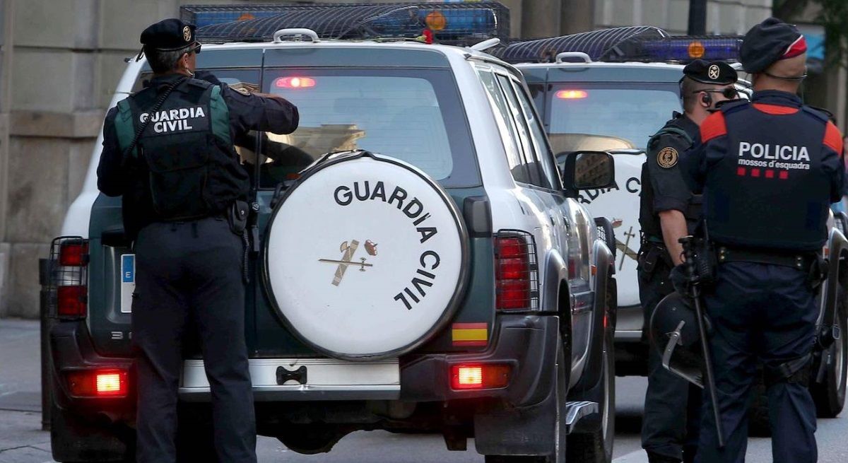 Guardias civiles y mossos en una operación. EFE/Archivo