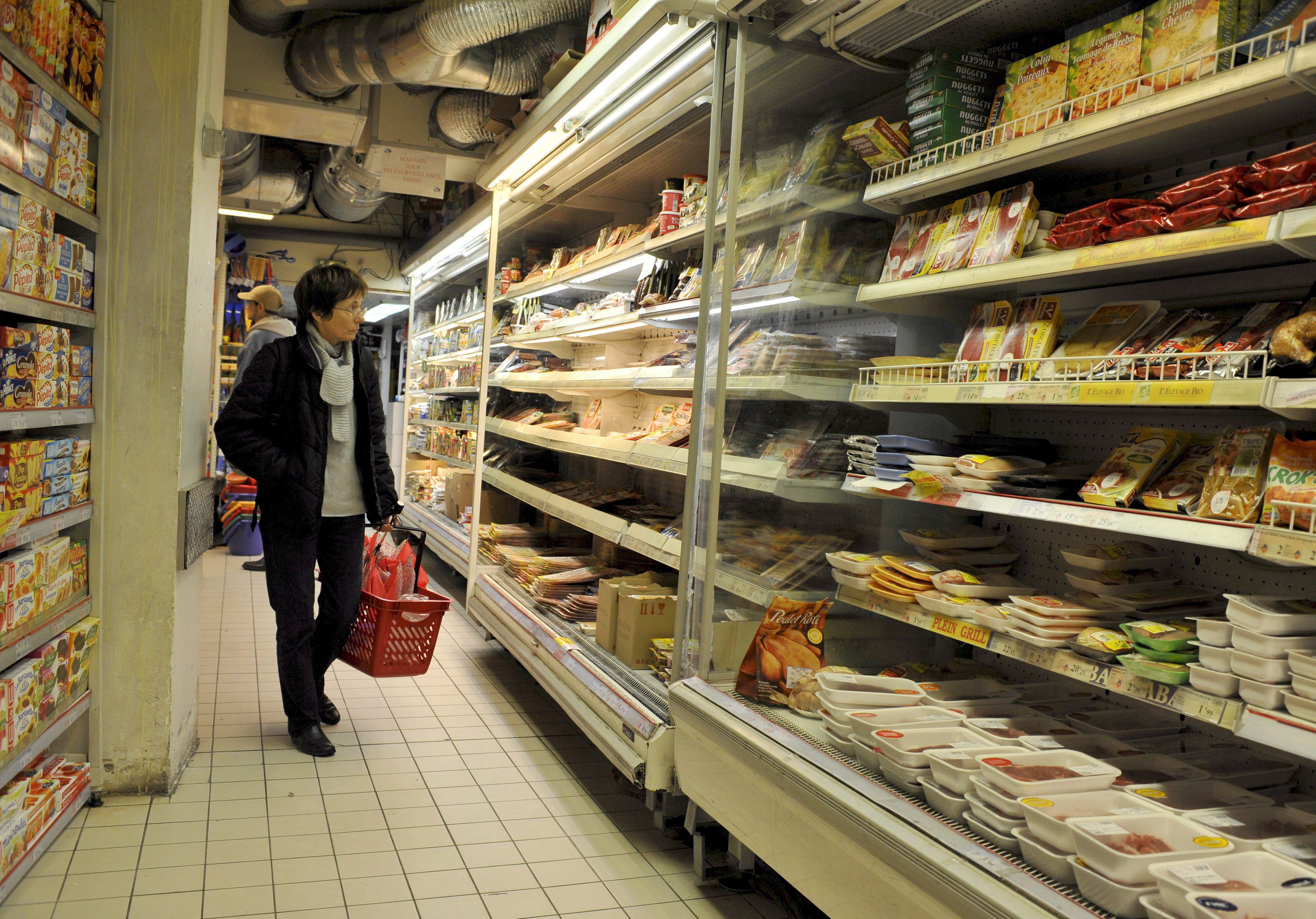 Una persona observa los productos de un supermercado en Madrid mientras hace la compra - EFE /Archivo