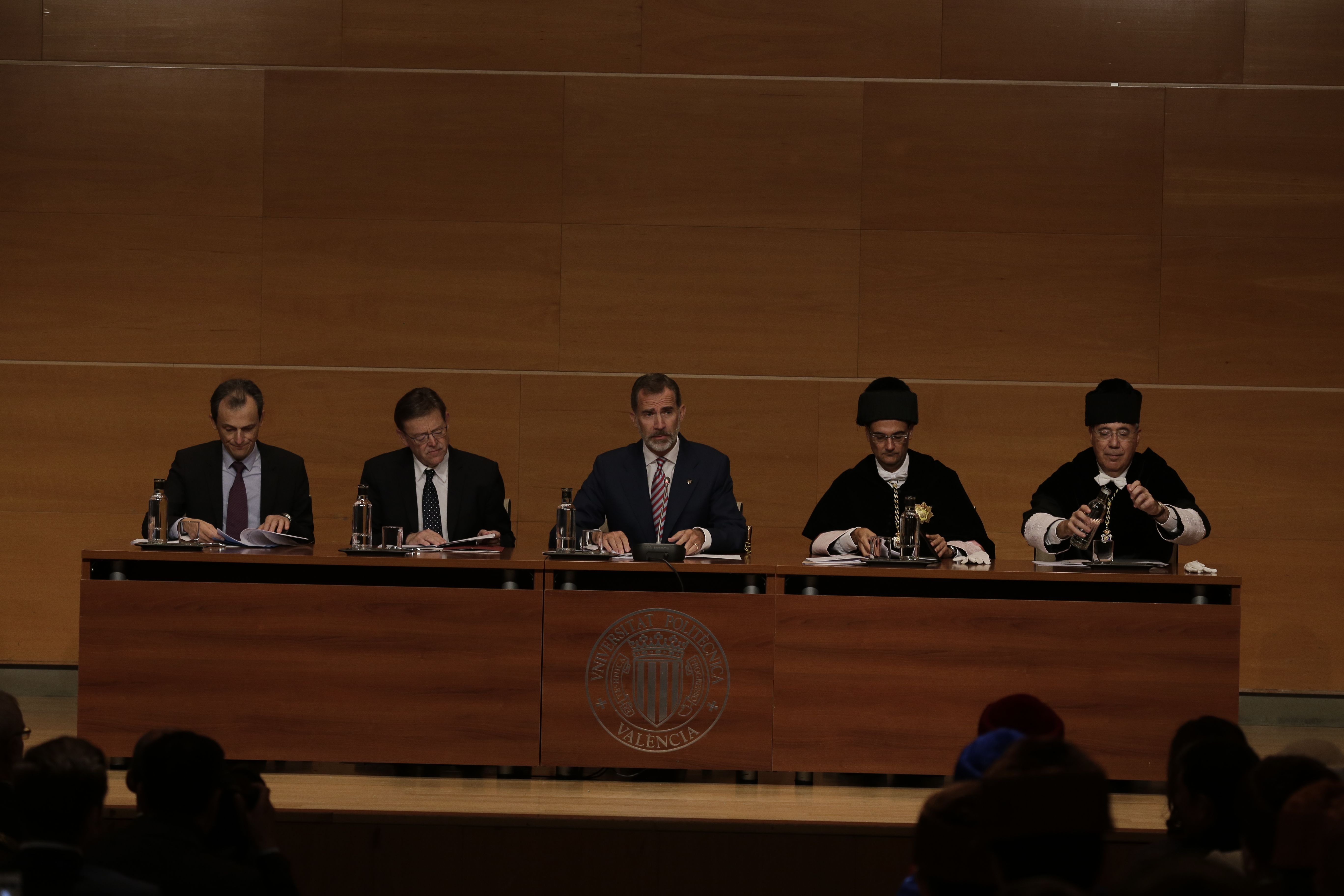 El ministro de Universidades, Pedro Duque, el presidente de la Generalitat Valenciana, Ximo Puig, el Rey, el rector de la Universidad Politécnica de Valencia, Francisco Mora, y el el presidente de la CRUE, Roberto Fernández (de izquierda a derecha), en la