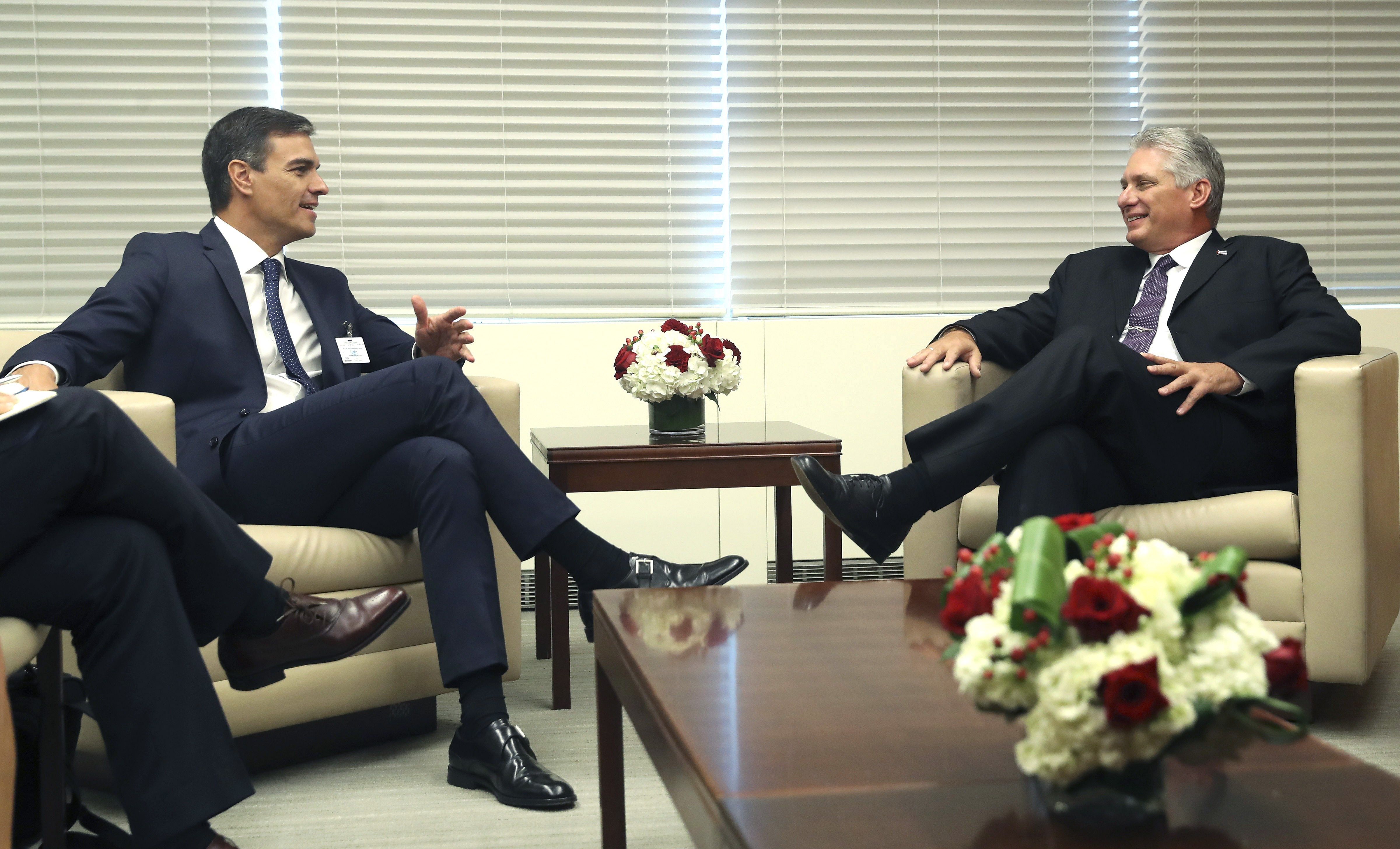 El presidente del Gobierno español, Pedro Sánchez (i), con el presidente de Cuba, Miguel Díaz-Canel (d), durante una reunión en el marco de la 73 Asamblea General de Naciones Unidas, en Nueva York. EFE