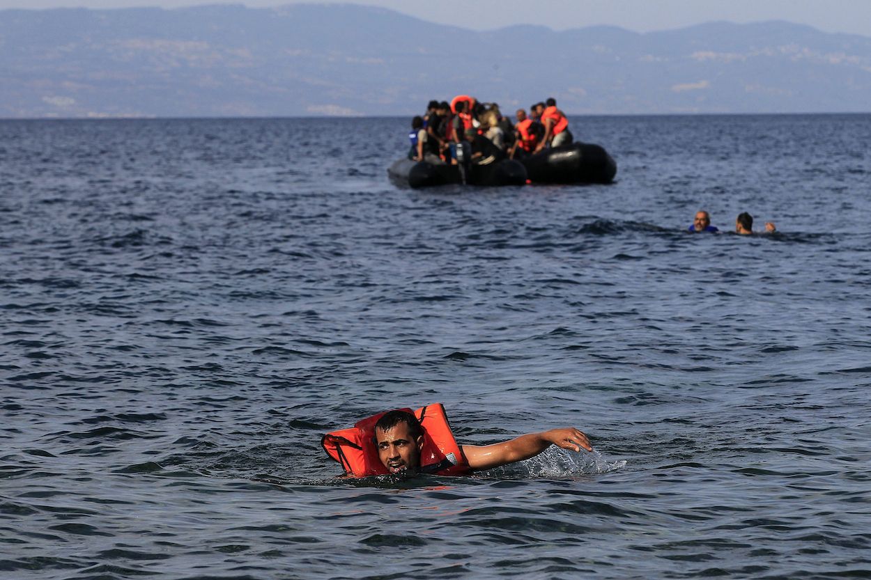 200 migrantes sufren el naufragio de la embarcación que los llevaba a las islas Canarias. EFE