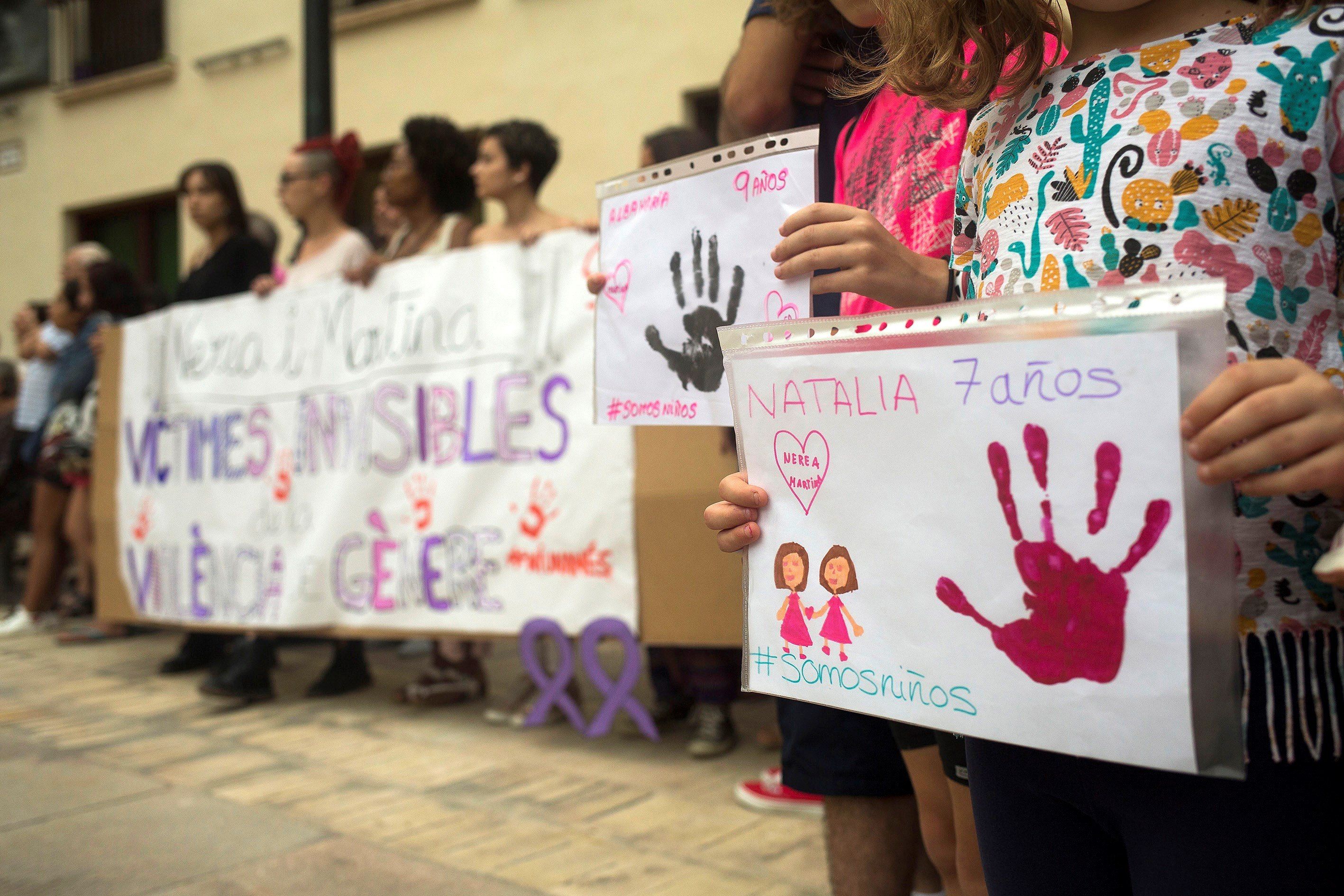 Concentración en la Plaza Mayor de Castellón en repulsa por el asesinato de Nerea (6 años) y Martina (4 años) a manos de su padre. EFE