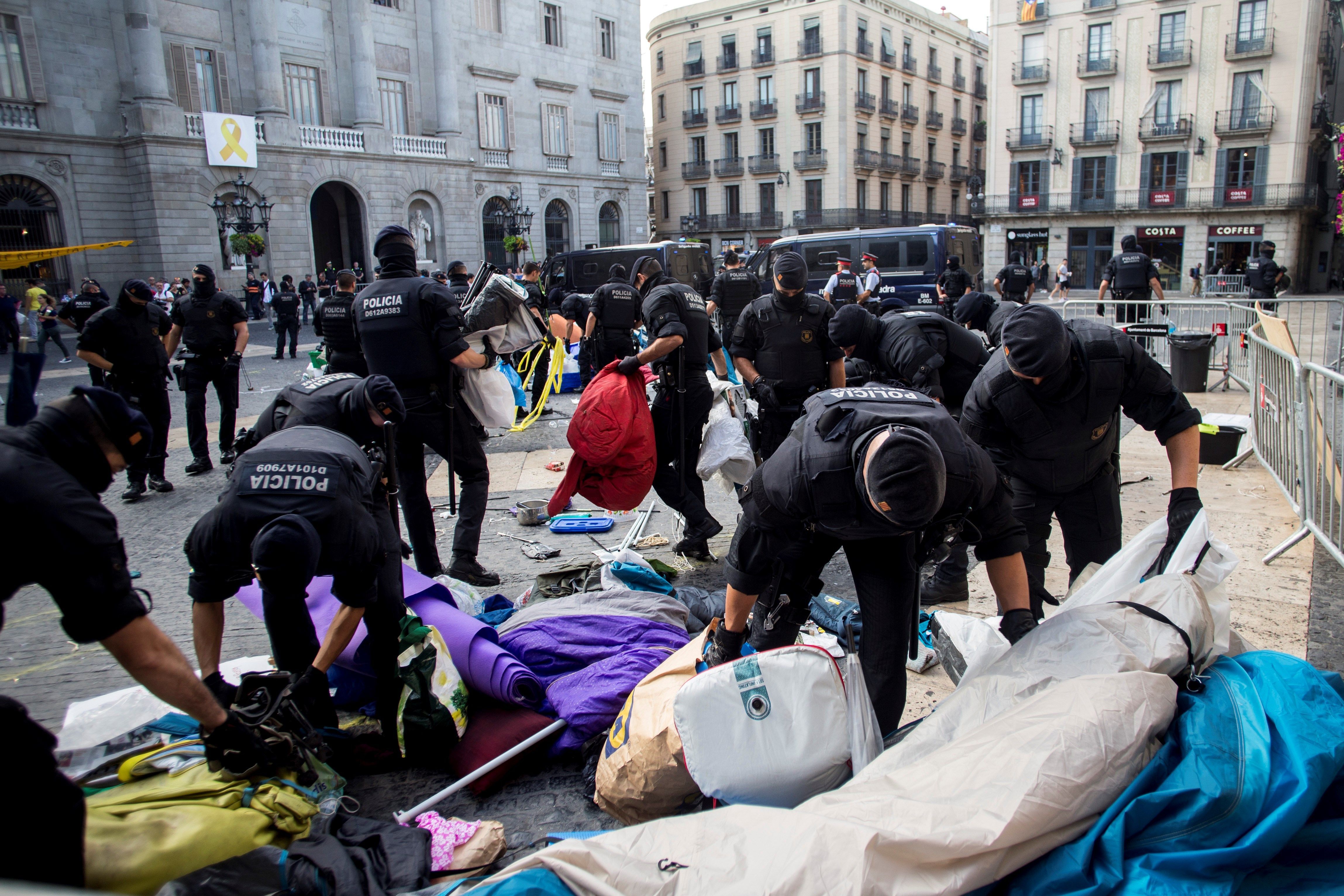 Los Mossos d'Esquadra están procediendo esta mañana a retirar las tiendas de campaña instaladas desde el pasado 11 de septiembre en la plaza de Sant Jaume de Barcelona por un grupo de independentistas que reclaman que "se haga efectiva la república catala