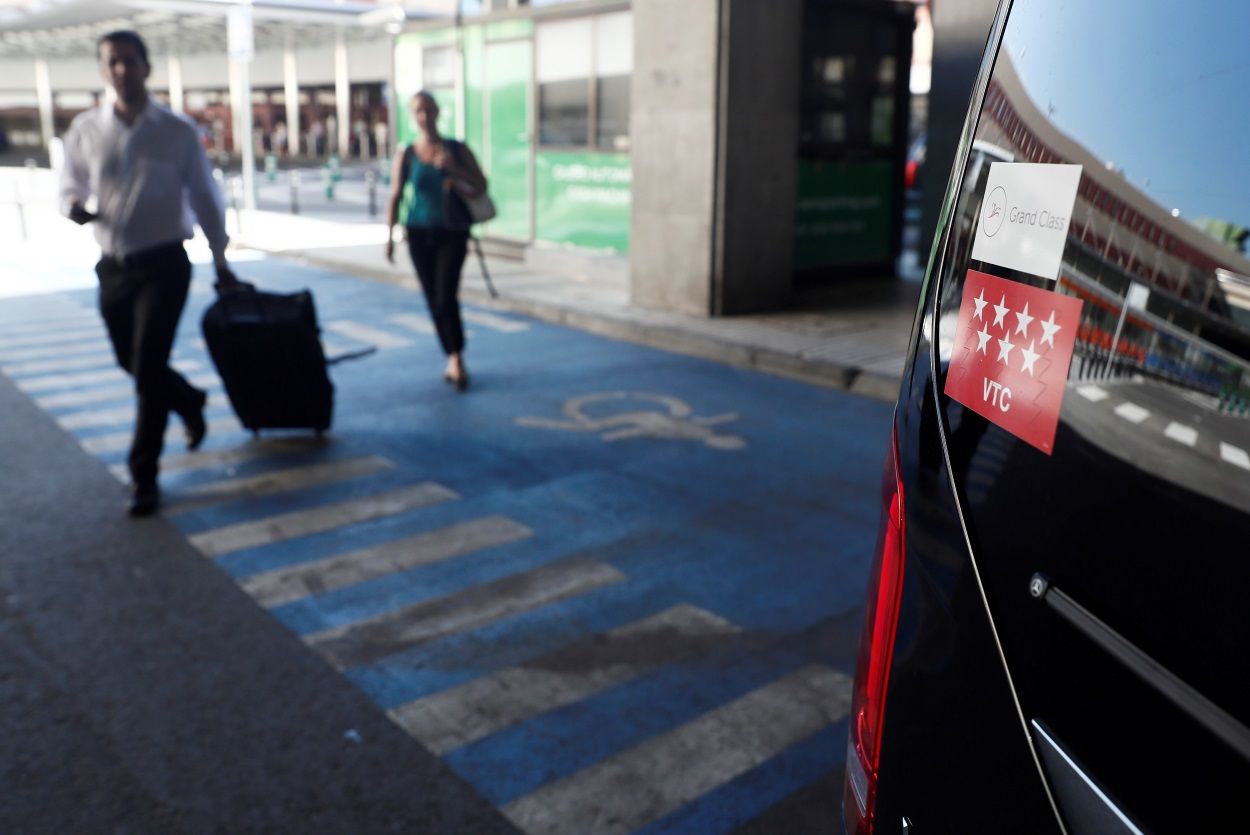 Un vehículo VTC recoge pasajeros en el aeropuerto Adolfo Suárez Madrid Barajas