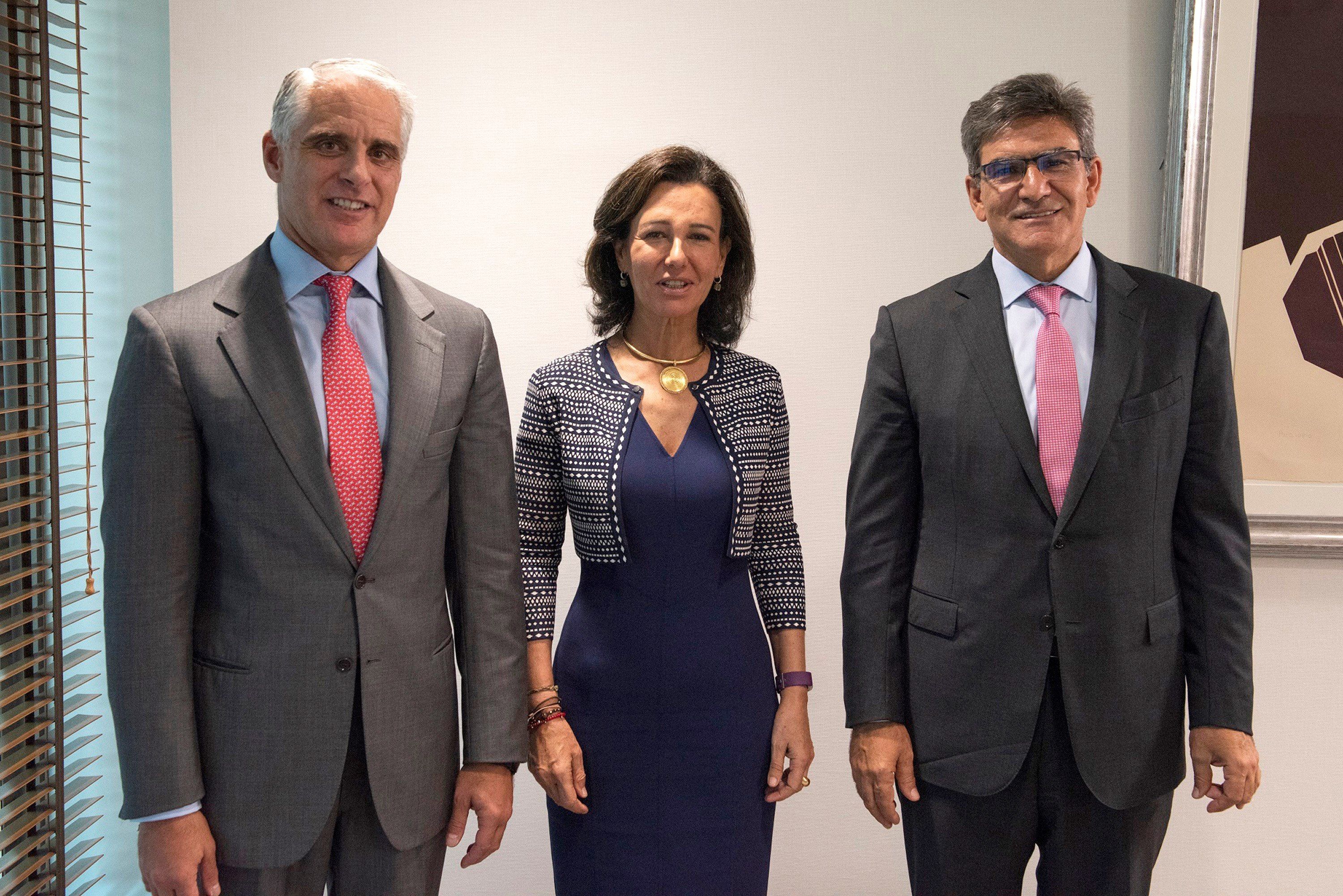  Ana Botín, junto a Andrea Orcel (i), y José Antonio Álvarez (d)  en la presentación de Orcel como consejero delegado - Santander