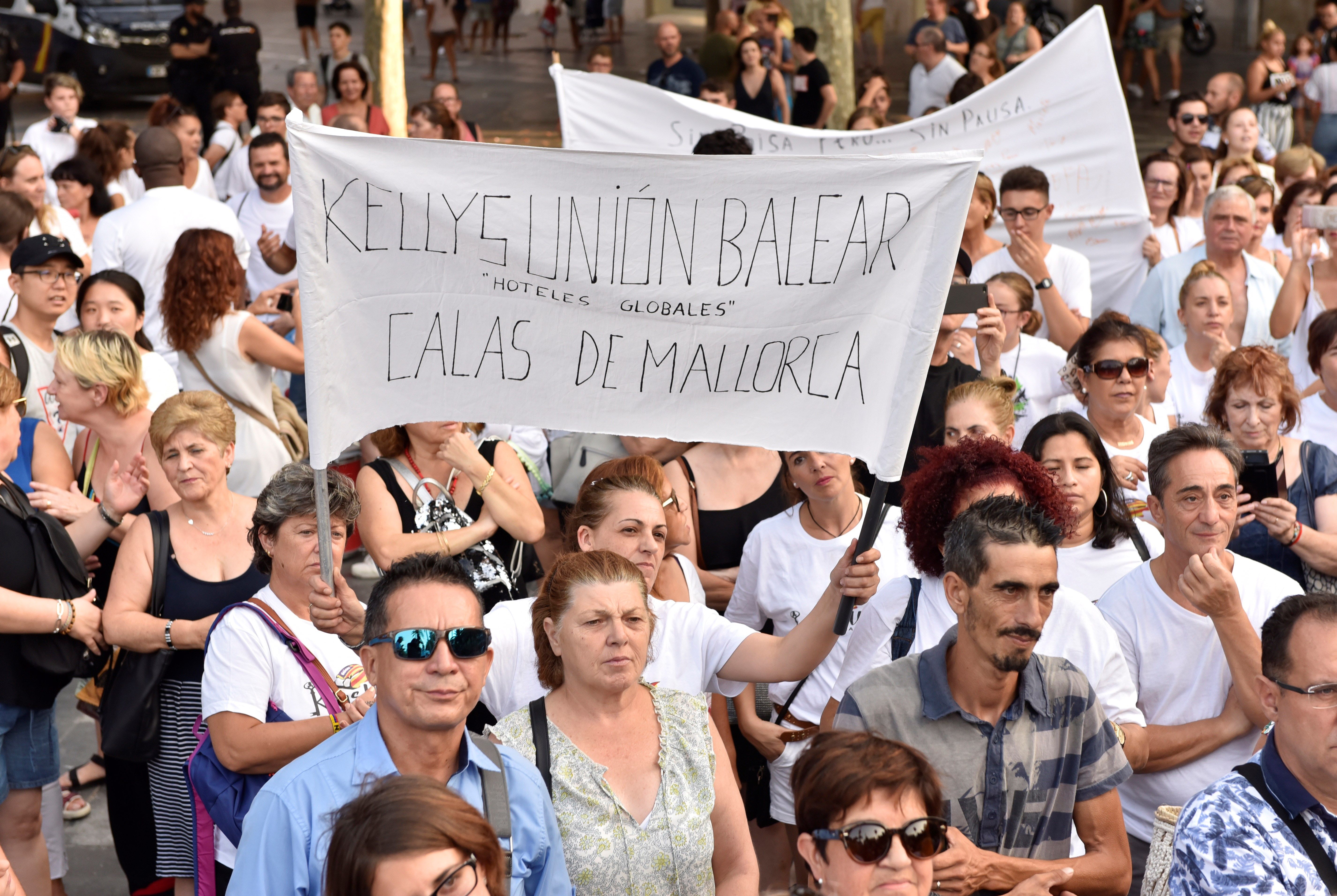 Concentración convocada por Kellys Confederadas de Baleares en la Plaza de España de Palma el pasado 25 de agosto, para exigir la jubilación anticipada y menos carga de trabajo y rechazar la explotación laboral, bajo el lema "Estas somos nosotras". EFE/Ar