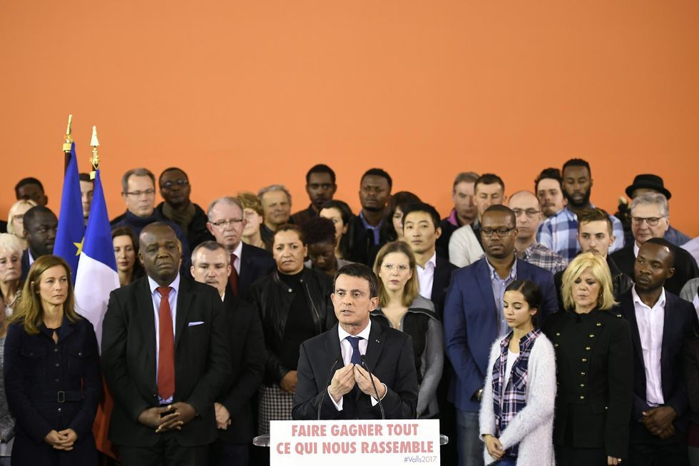 Manuel Valls en su acto de Évry de 2016 anunciando que se presenta a las primarias socialistas. Libération.