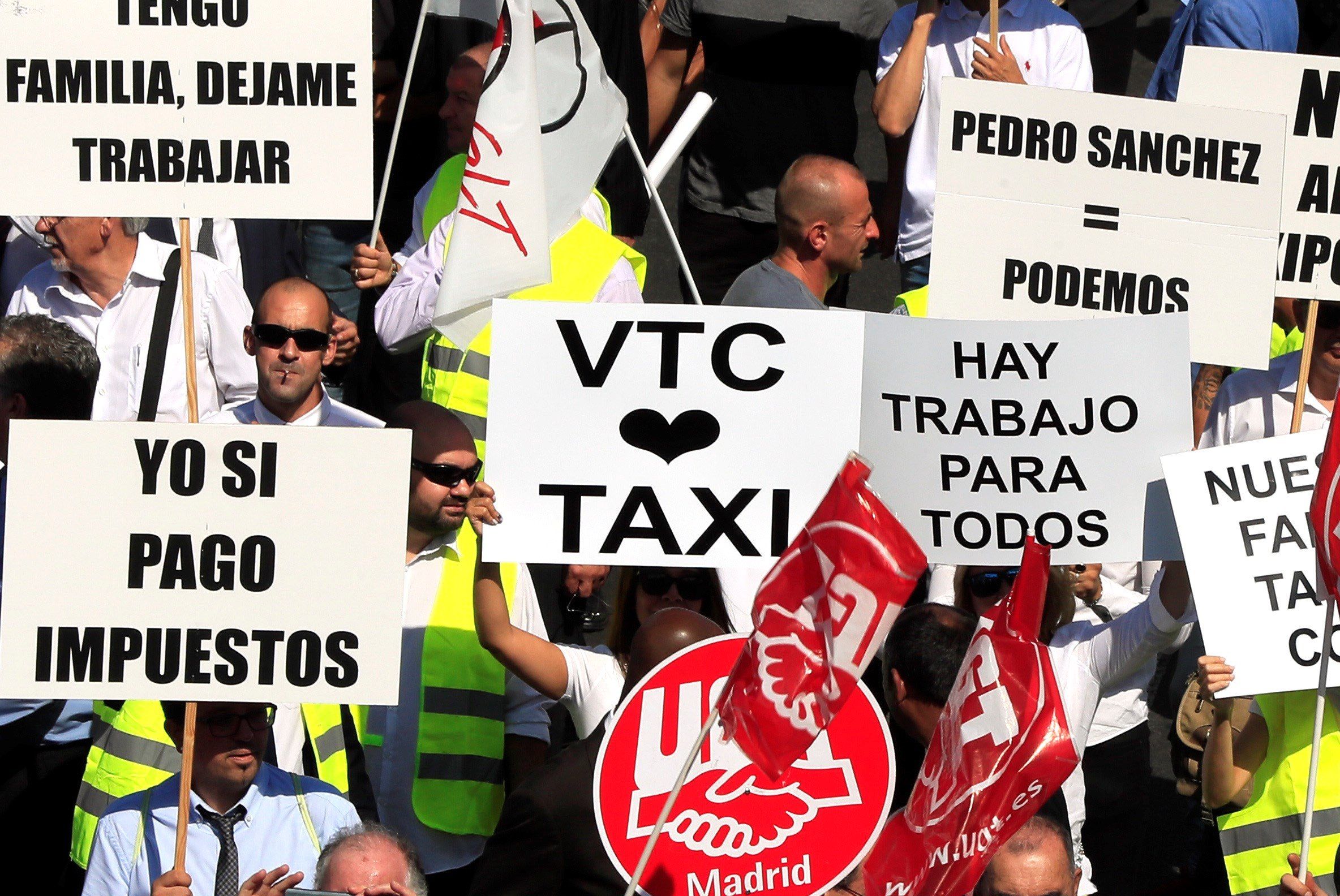 Cientos de conductores de vehículos de alquiler con conductor (VTC) en el Paseo de Castellana. EFE