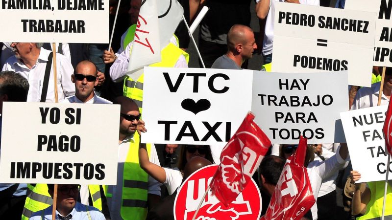 Cientos de conductores de vehículos de alquiler con conductor (VTC) en el Paseo de Castellana. EFE