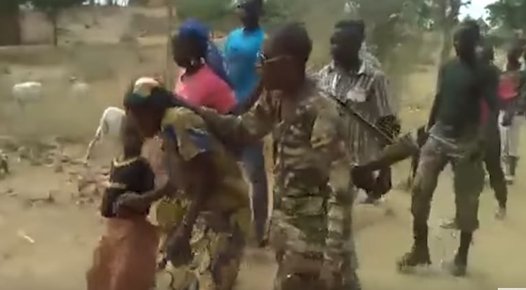 Captura del vídeo previo al asesinato de dos mujeres y dos niños en Camerún