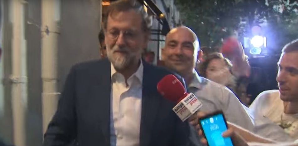 El expresidente Mariano Rajoy a su salida de una larga sobremesa en un restaurante de Madrid. Youtube