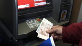 Una persona saca dinero en un cajero automático