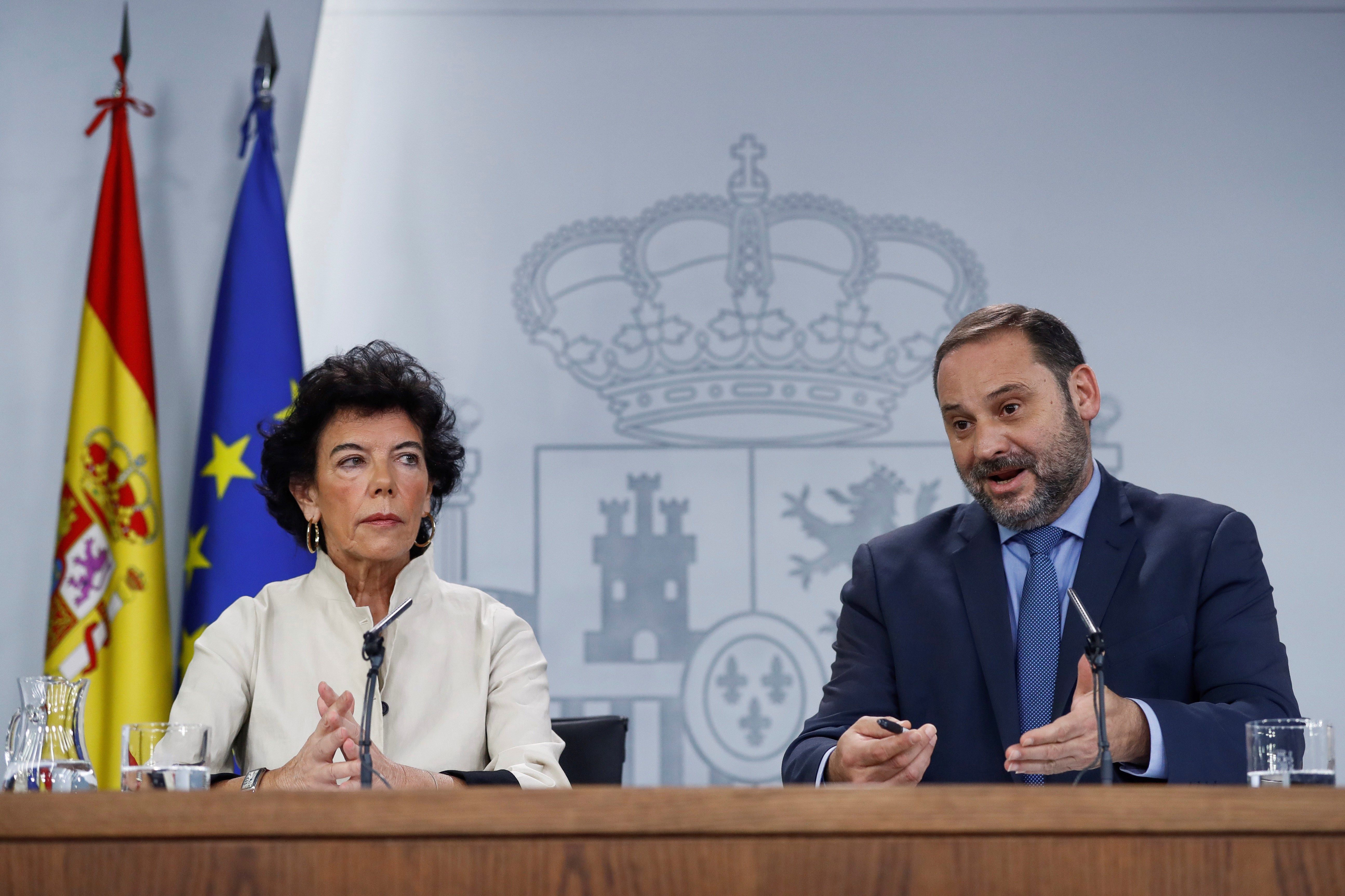 El ministro de Fomento José Luis Ábalos, y la ministra portavoz Isabel Celaá, durante la rueda de prensa consejo ministros. EFE