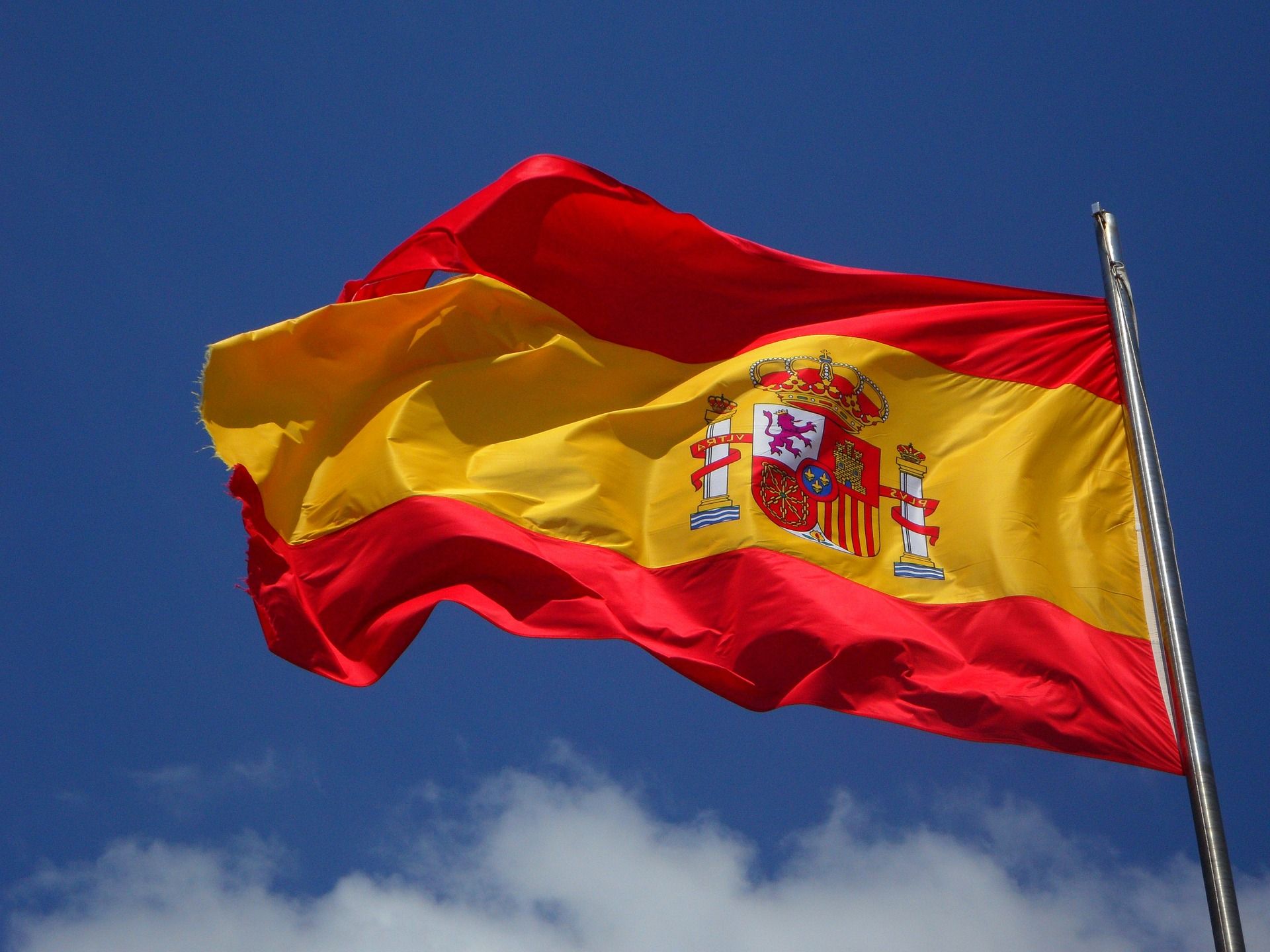 Bandera de España ondea al viento
