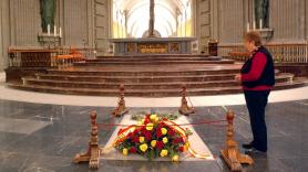 Una mujer permanece junto a la tumba de Franco, en la basílica de Santa Cruz del Valle de los Caídos.