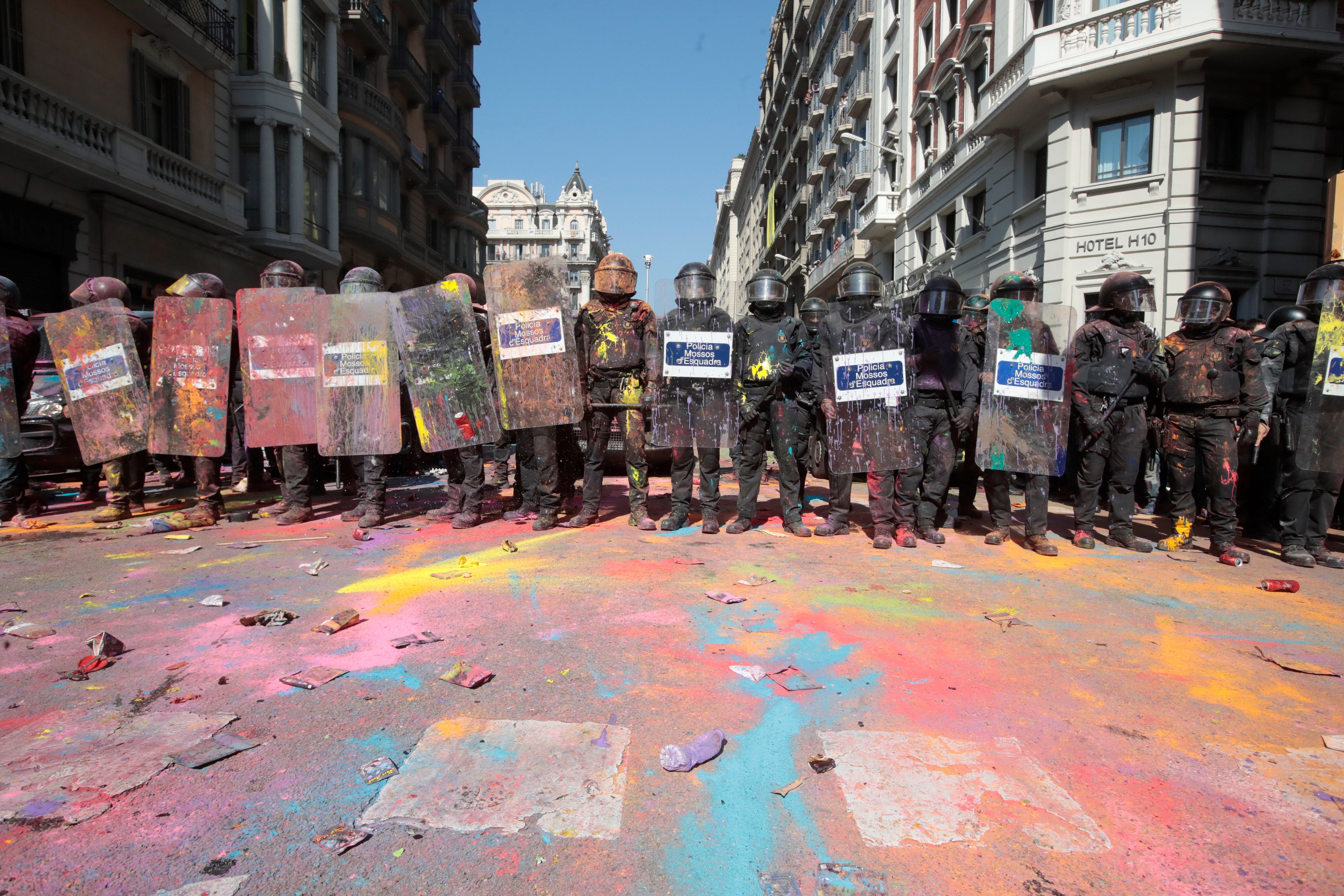 Dispositivo de los Mossos d'Esquadra tras el lanzamiento de polvo de colores por parte de grupos independentistas.