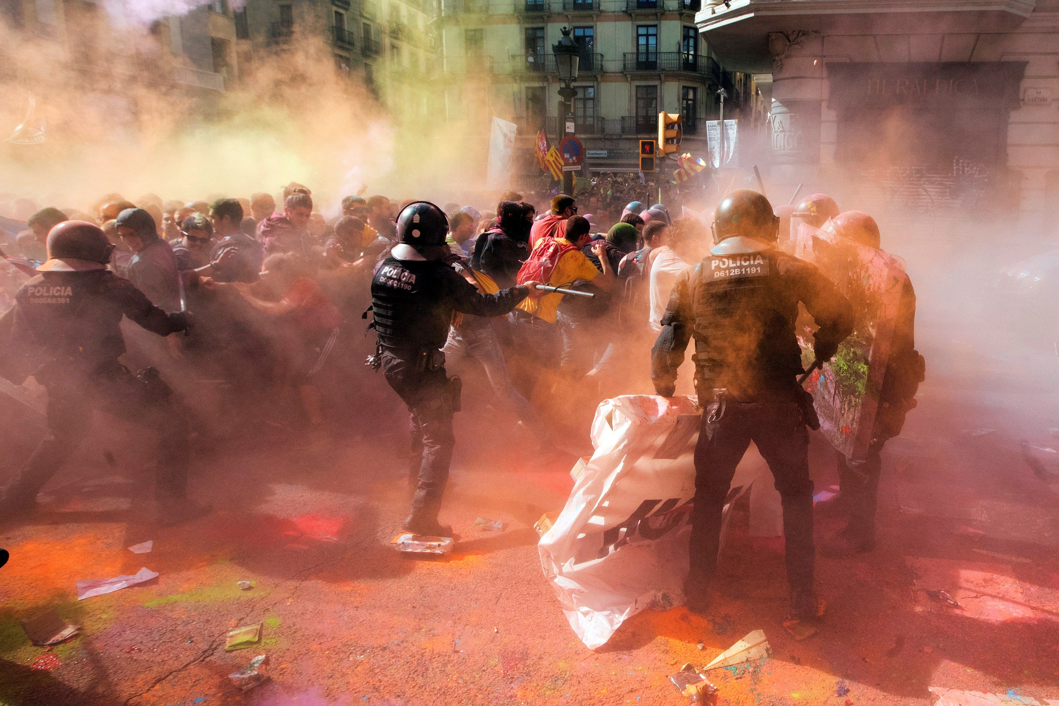 Los Mossos cargan contra independentistas para proteger una manifestación de policías