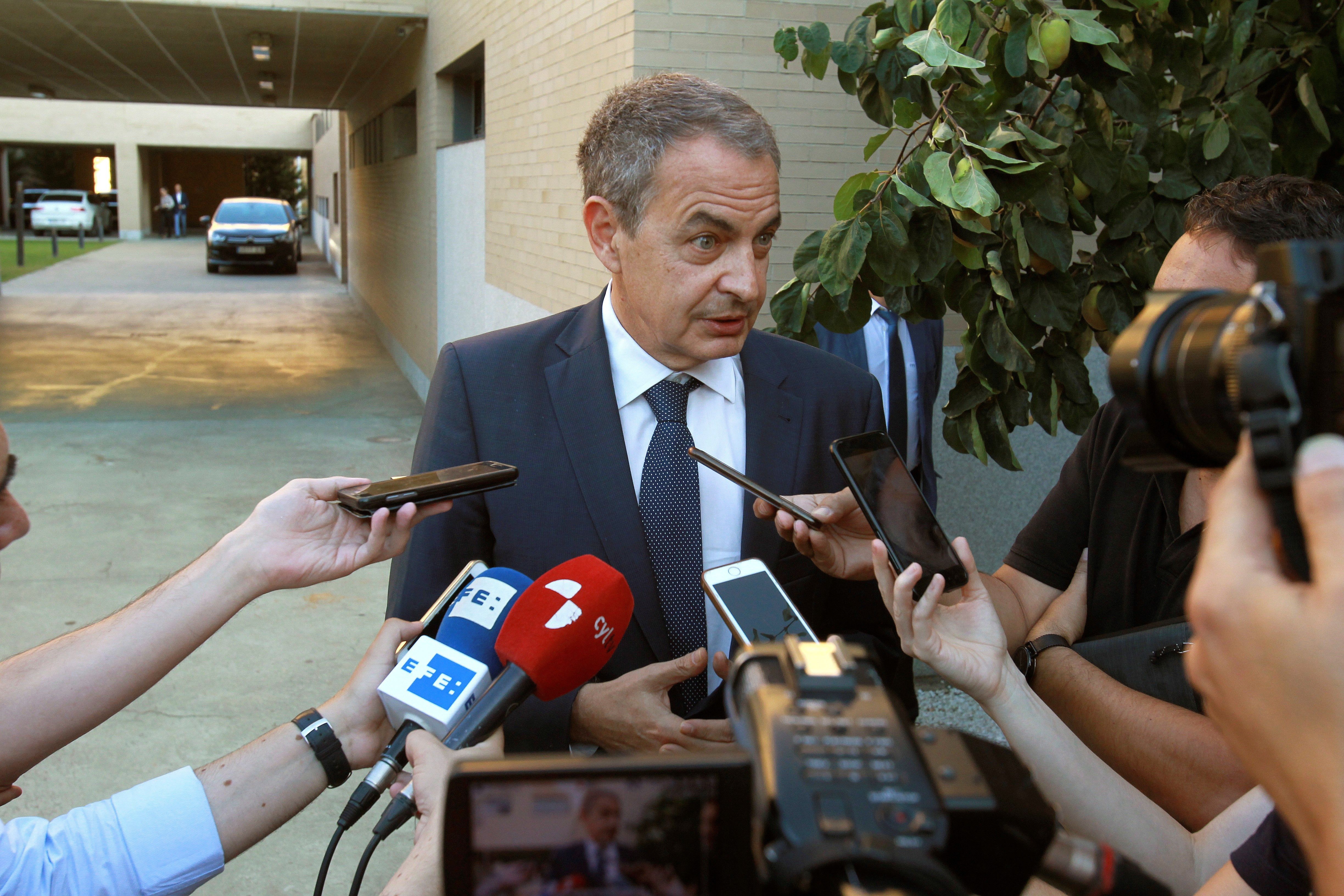 El expresidente del Gobierno, José Luis Rodriguez Zapatero, atiende a los medios de comunicación a su llegada al Colegio Mayor de San Bartolomé