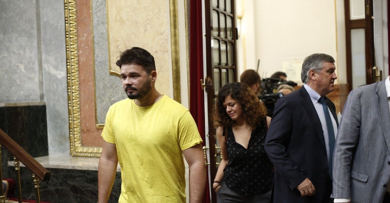 Gabriel Rufián en los pasillos del Congreso de los Diputados