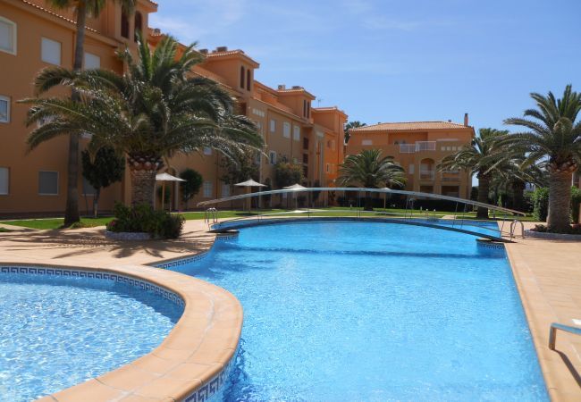 Piscina en una urbanización. Piscina en una urbanización.
