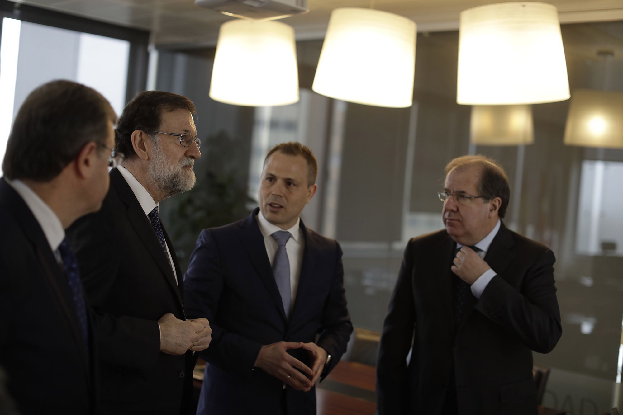 Alberto Hernández (centro) recibiendo al entonces presidente del Gobierno, Mariano Rajoy (segundo por la izquierda)