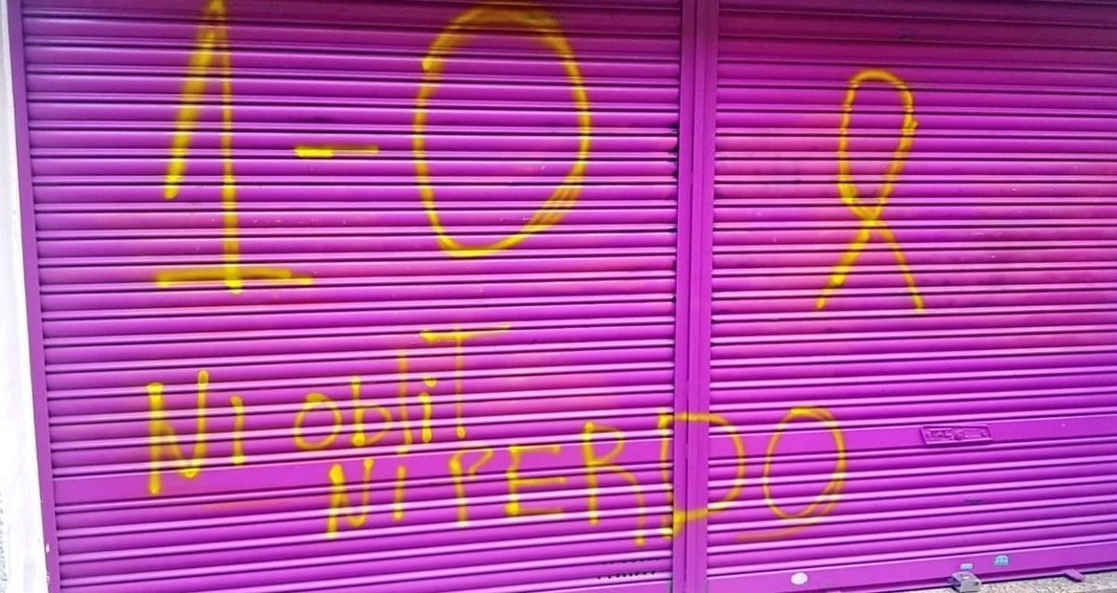 Rivera critica las pintadas con amenazas en el negocio de su madre en Granollers, Barcelona. EP