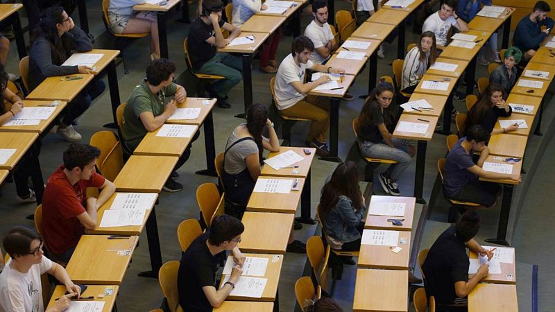Imagen de futuros estudiantes universitarios durante un examen de selectividad (Foto: EFE).