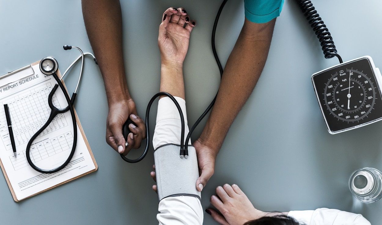 Un médico atiende a un paciente en una consulta de un hospital. Pixabay