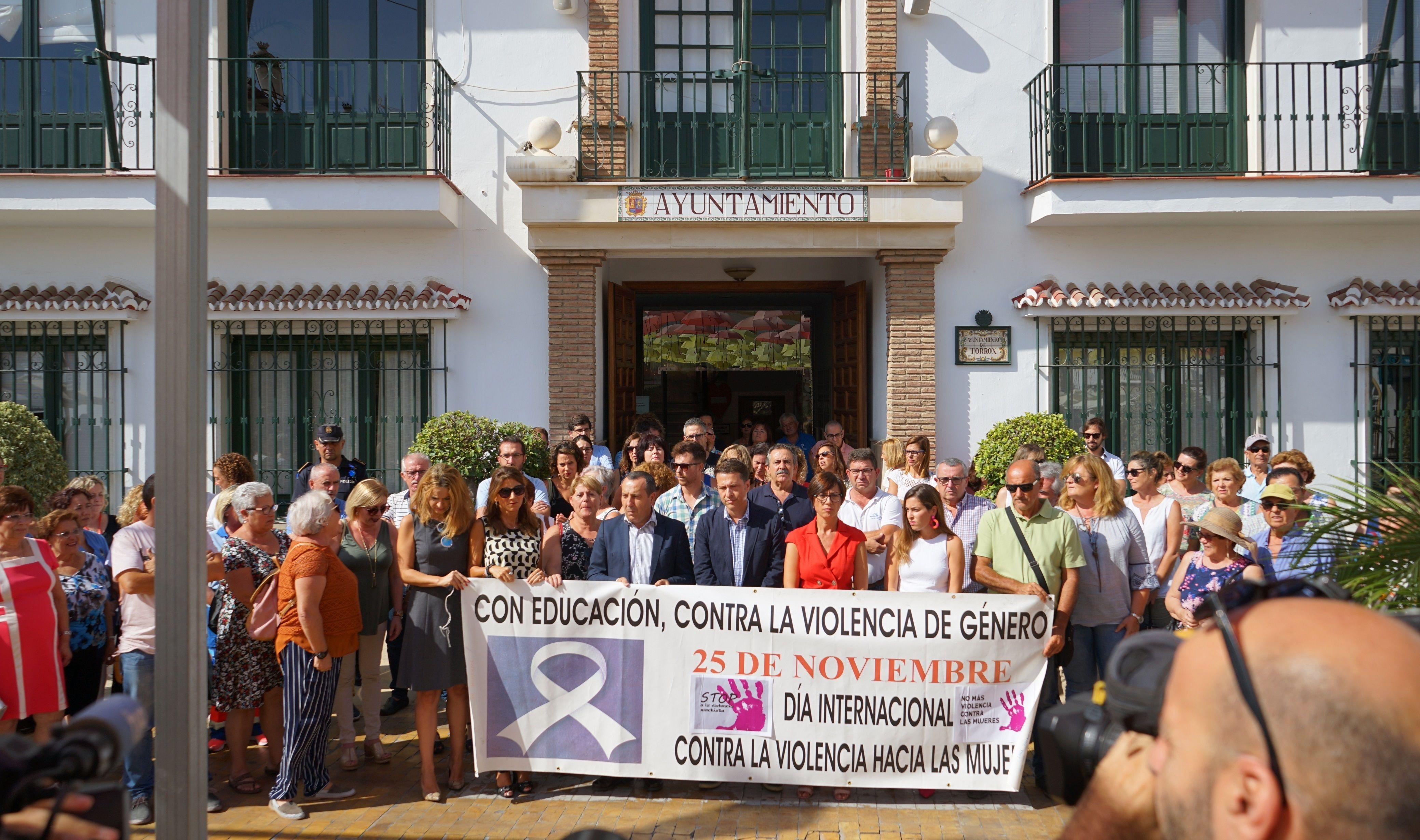 Concentración en Torrox en repulsa por la muerte violenta de una mujer en El Morche.