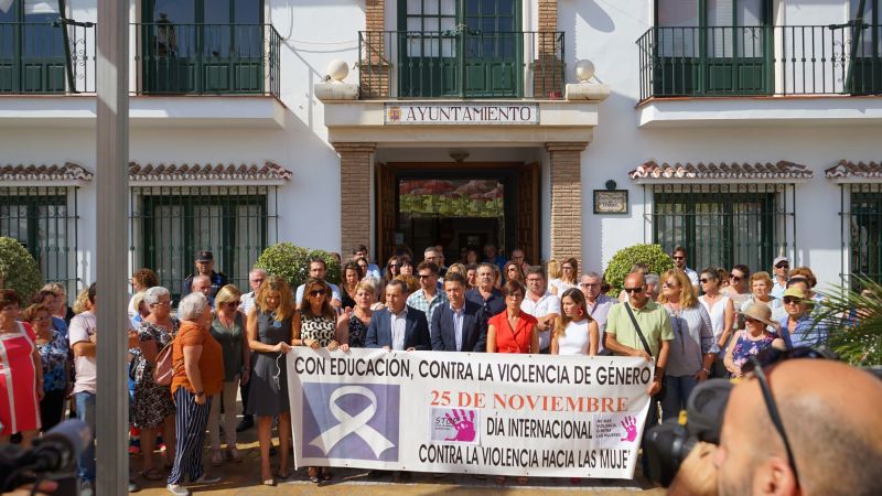 Concentración en Torrox en repulsa por la muerte violenta de una mujer en El Morche (Torrox). 