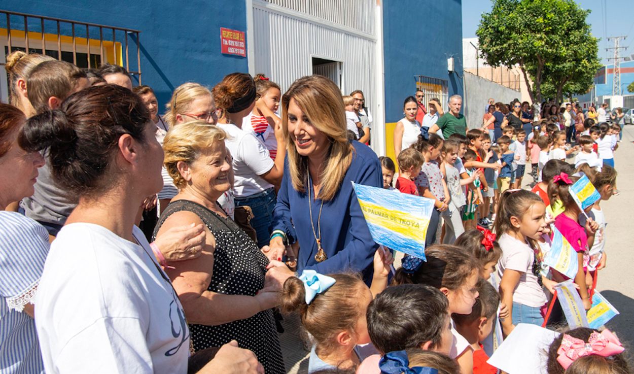 Susana Díaz, en su visita de ayer a la localidad sevillana de El Palmar de Troya.