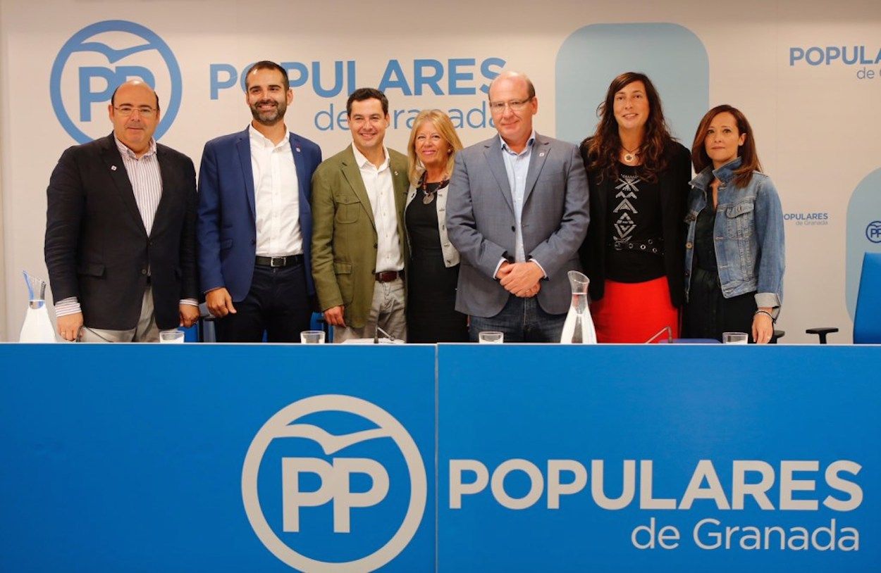 Juanma Moreno, con dirigentes locales del PP, ayer en Granada. PP-ANDALUCÍA