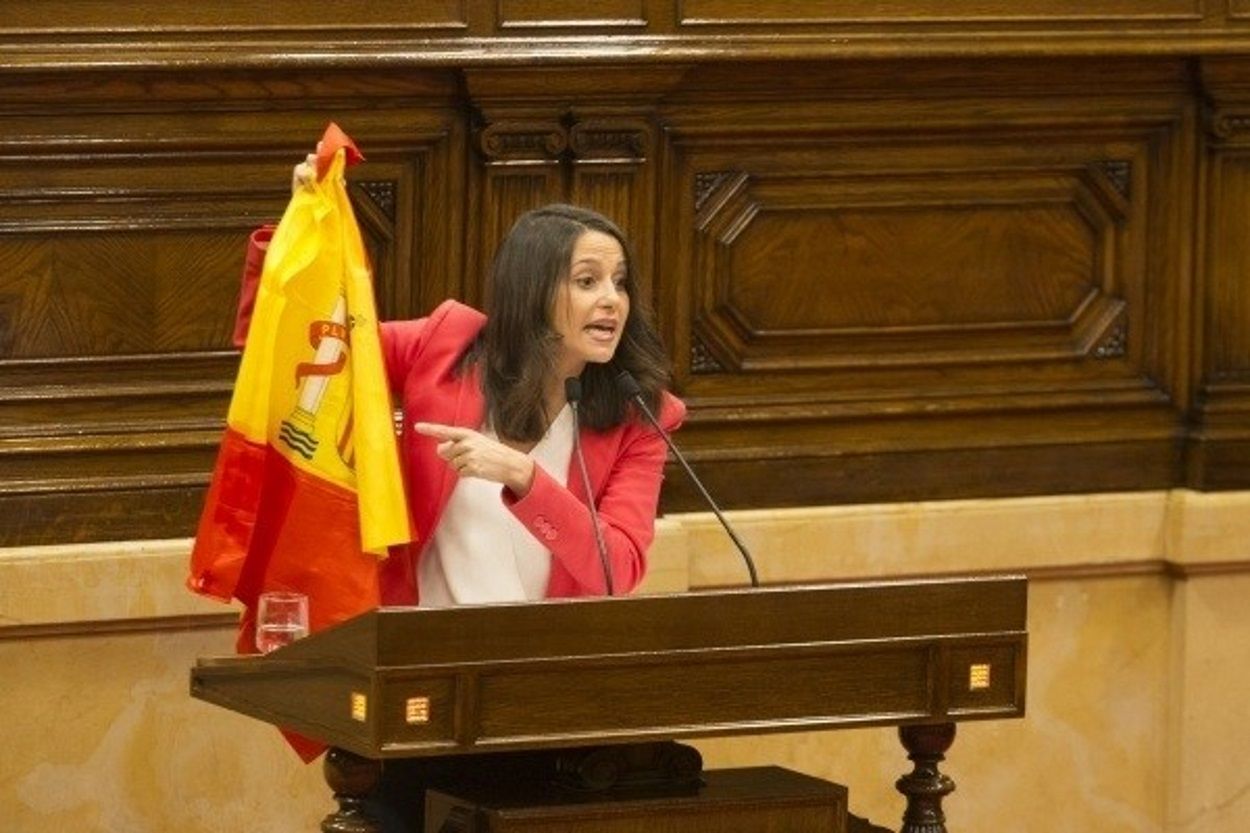 La líder de Ciudadanos en Cataluña saca una bandera de España en el Parlament