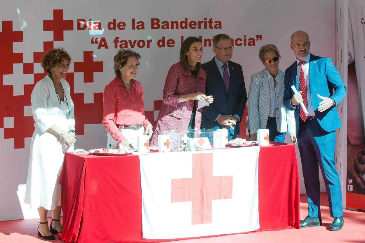 La Reina Letizia Ortiz preside la mesa de la cuestación del Día de la banderita en Madrid. EP