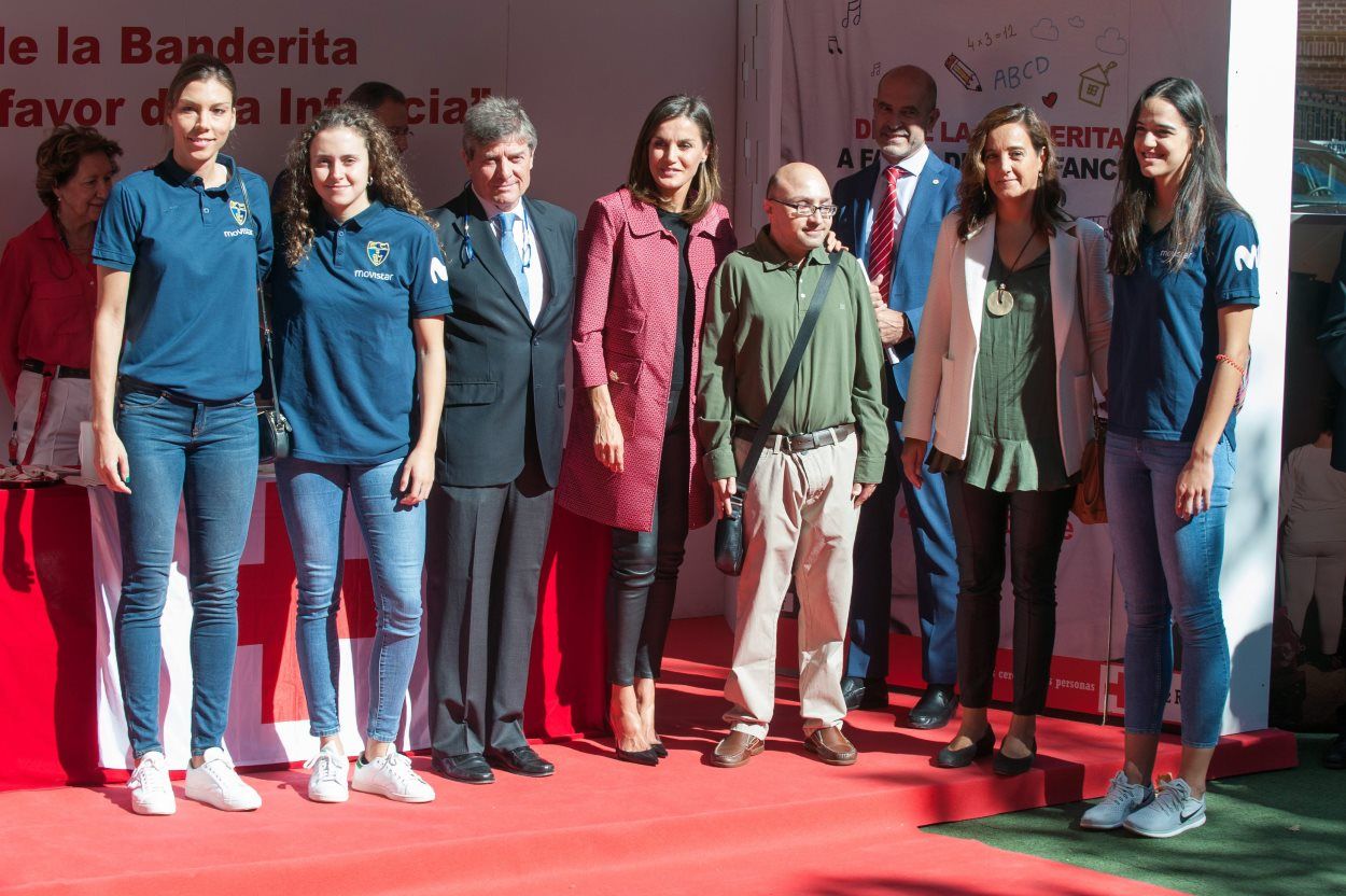 Voluntarios del Día de la banderita de Cruz Roja con la reina Letizia. Europa Press