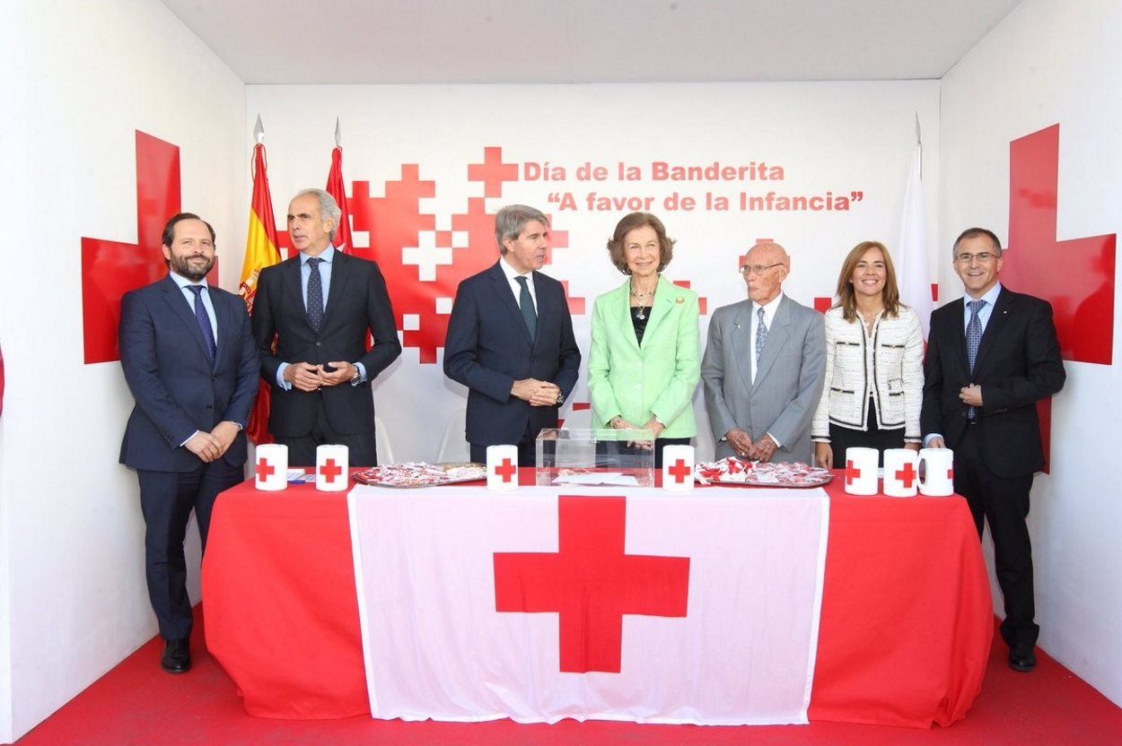 La Reina Doña Sofía preside la Mesa de Cuestación del Día de la Banderita en la Sede de la Comunidad de Madrid. EP