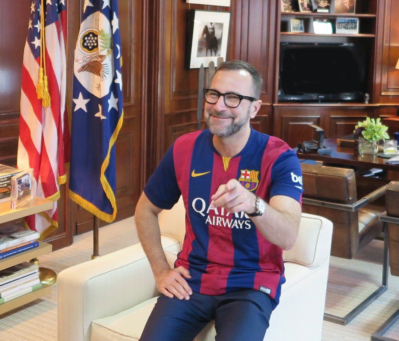 James Costos posa con una camiseta del Barça