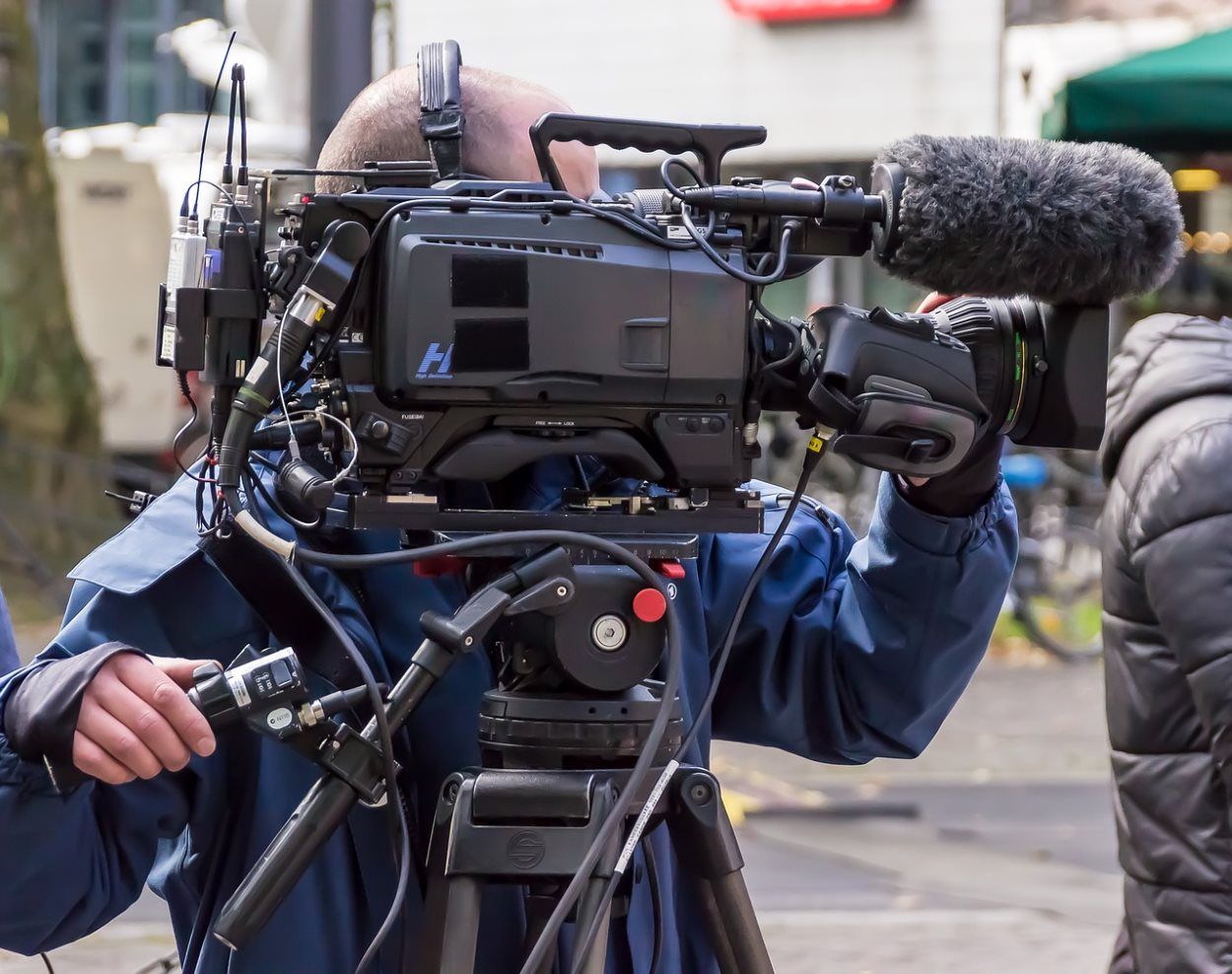 Un periodista con una cámara de televisión. Pixabay