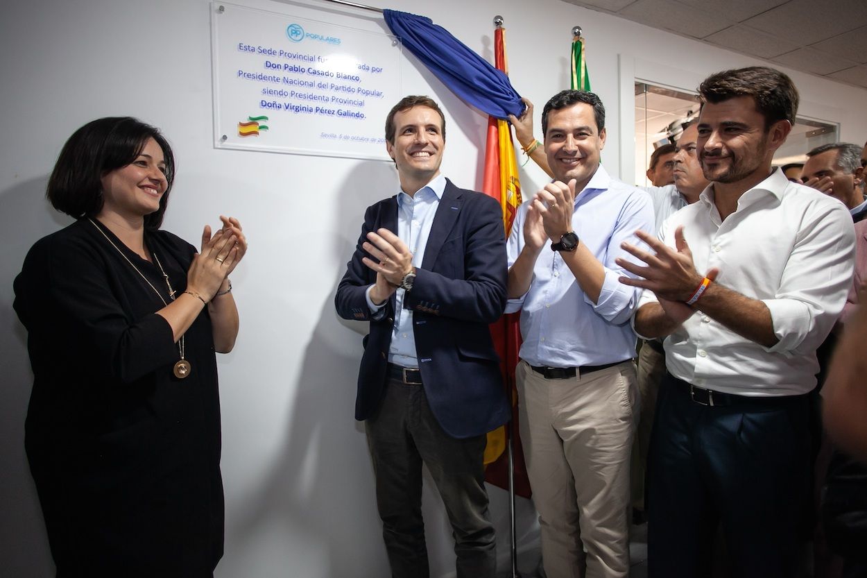 Pablo Casado inaugurando la nueva sede del PP de Sevilla junto a Juanma Moreno y la cúpula provincial. EUROPA PRESS