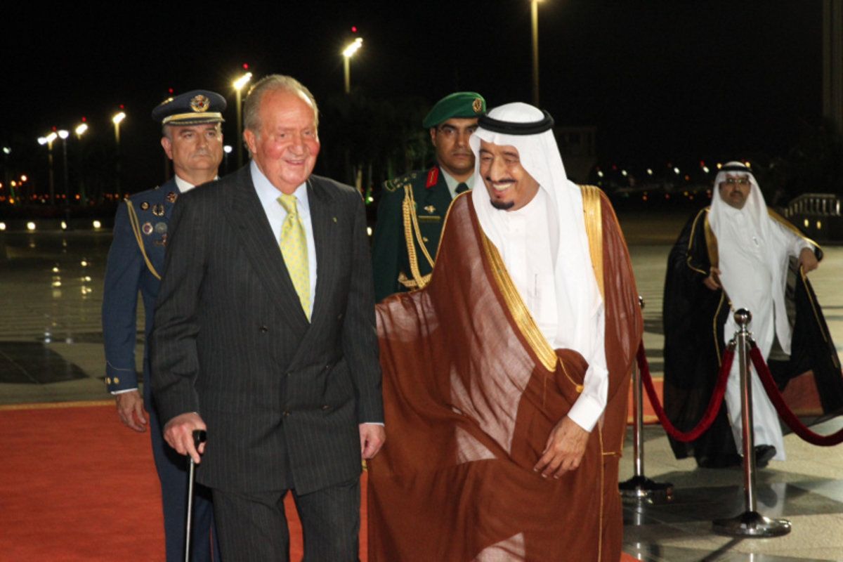 Don Juan Carlos junto al rey Salman en Arabia Saudí (2014)