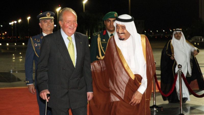 Don Juan Carlos junto al rey Salman en Arabia Saudí (2014)