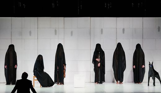 Escena de 'Esta no es la casa de Bernarda Alba'