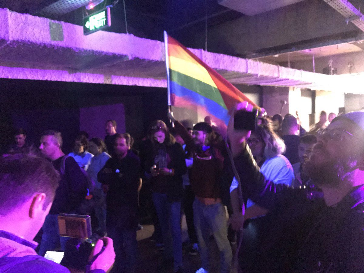 Activistas celebran la invalidez del referéndum contra el matrimonio homosexual. Twitter: @aml1609