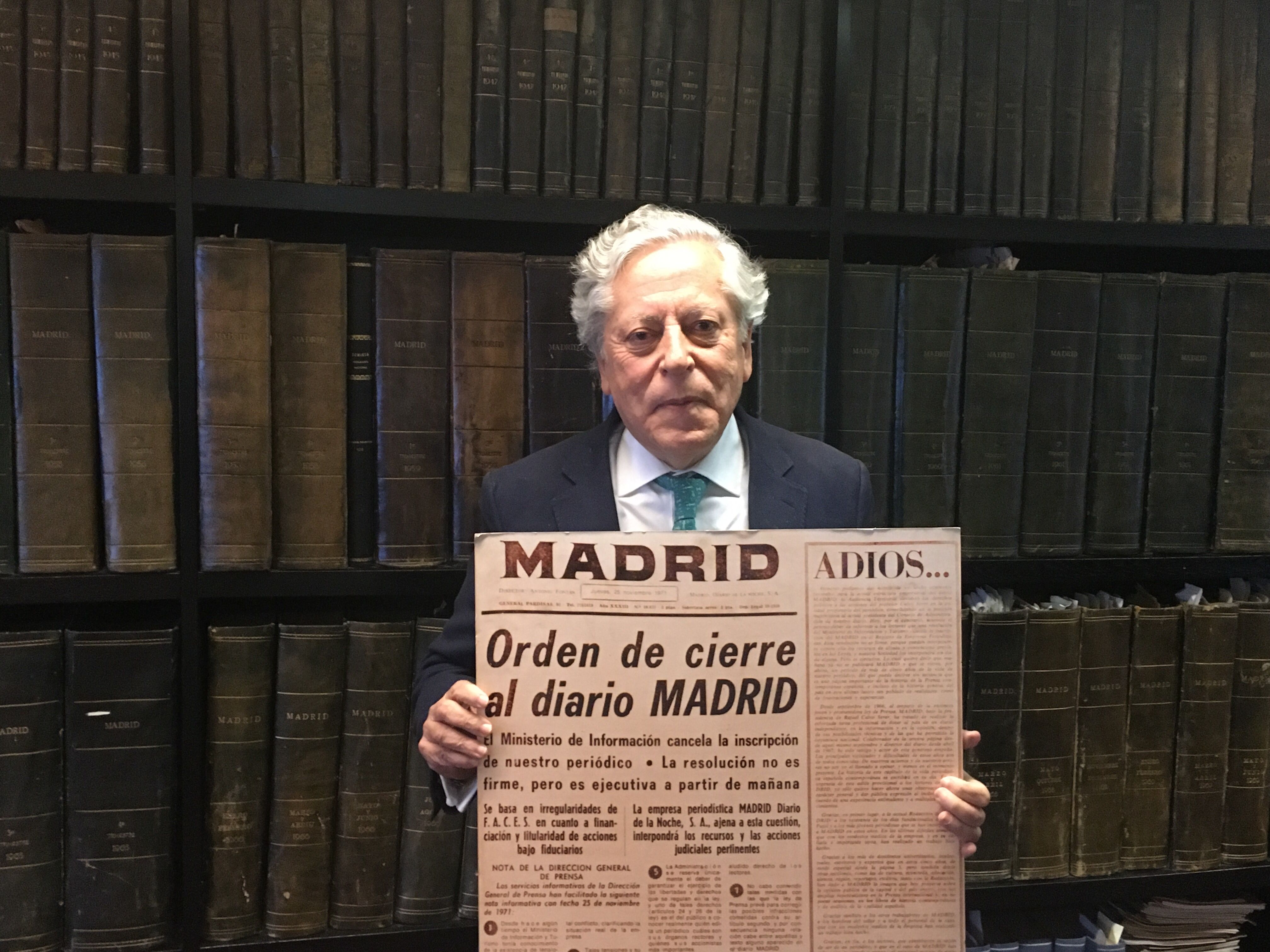 Miguel Ángel Aguilar con la última portada del diario "Madrid", del que fue jefe de redacción y que fue clausurado por el franquismo. 