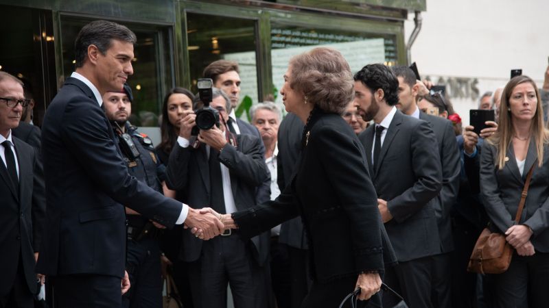 La reina Sofía recibida por Pedro Sánchez