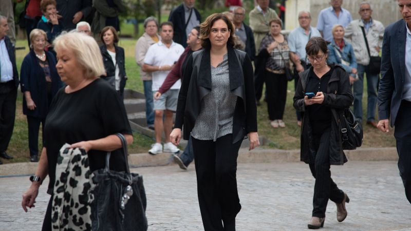 EuropaPress 1738080 La alcaldesa de Barcelona Ada Colau llega al funeral de la soprano Montserrat Caballé en el tanatorio Les Corts de Barcelona 